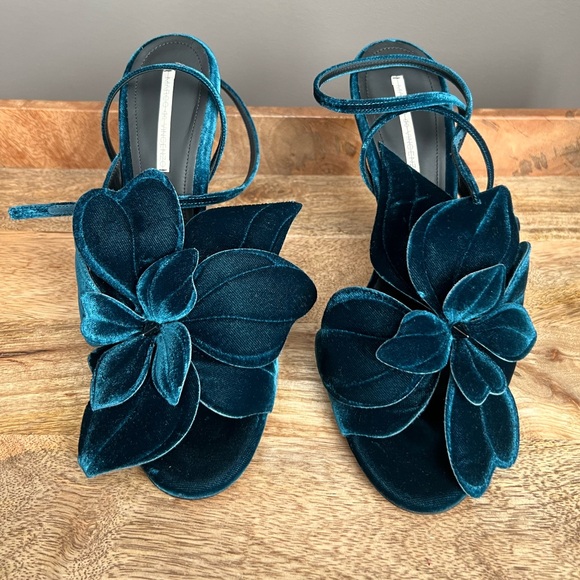 MARCO DE VINCENZO Deep Jade/ Turquoise Flower Embellished Velvet Sandals 40 EU - Picture 4 of 11